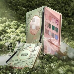 r.e.m. beauty x Wicked Ozdust Eyeshadow Palette Limited Edition